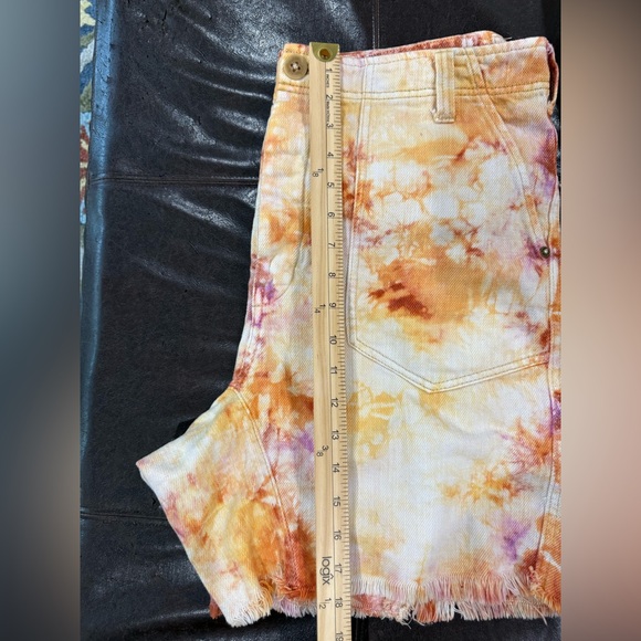 We The Free She's A Legend Orange Apricot Tie-Dye
Bermuda Shorts Size 12 - Picture 15 of 16